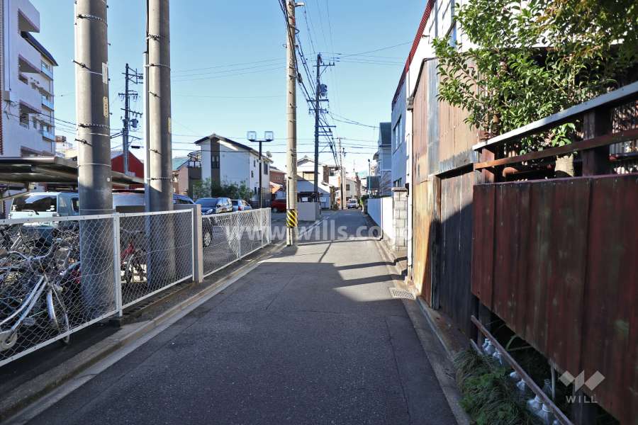 敷地北側の前面道路（東側から）