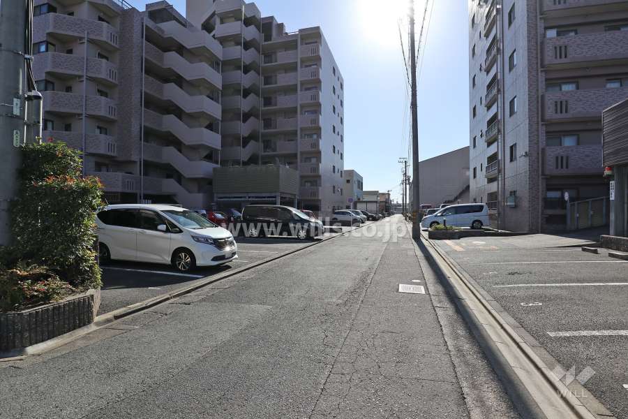 敷地西側の前面道路