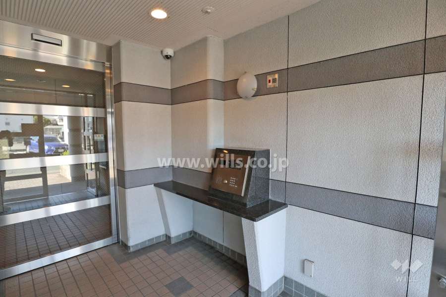 エントランスはオートロック付きです。