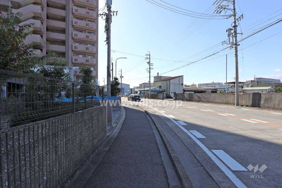 敷地西側の前面道路