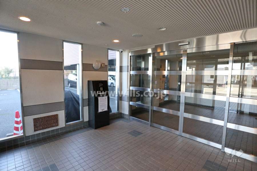 エントランスはオートロック付きです。