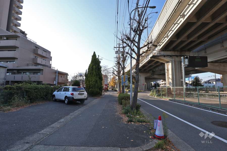敷地北東側に名古屋西JCTがあり、東名阪自動車道・名古屋高速が走っています。