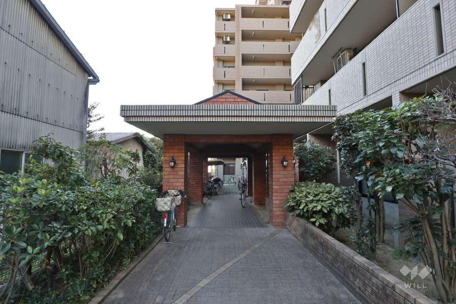 エントランスアプローチは植栽スペースが設けられています。