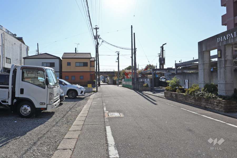 敷地東側の前面道路（北側から）