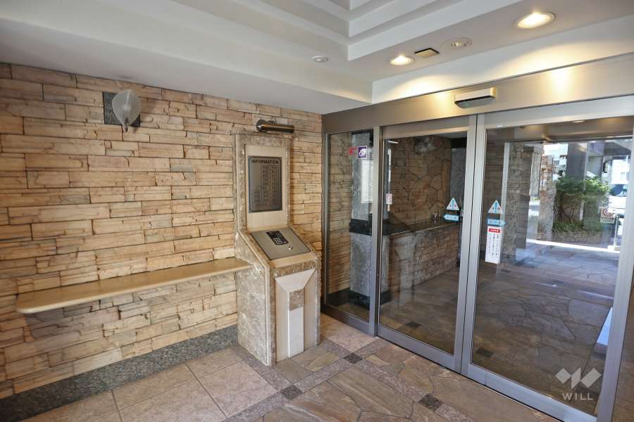 エントランスはオートロック付きです。