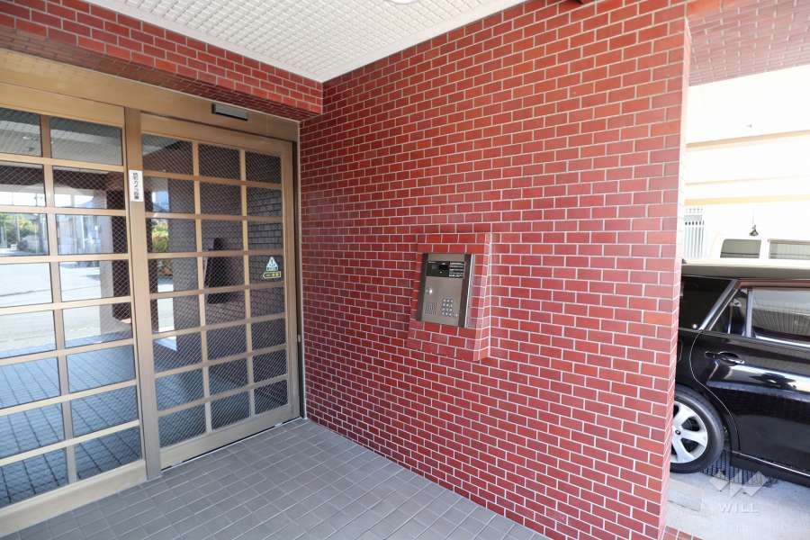 エントランスはオートロック付きです。