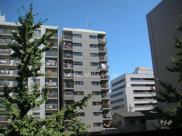 ユニライフ江坂2の外観（西側から）