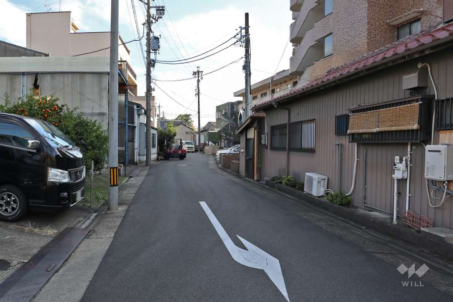 敷地北側の前面道路（西側から）
