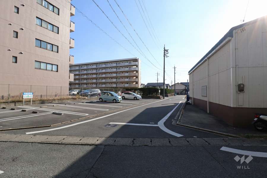 敷地西側の前面道路