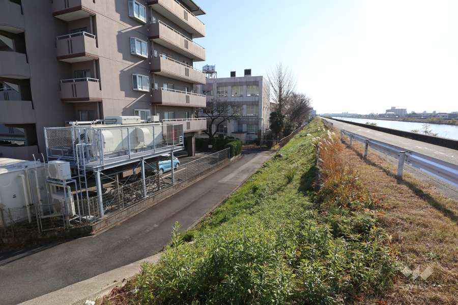 敷地西側の前面道路