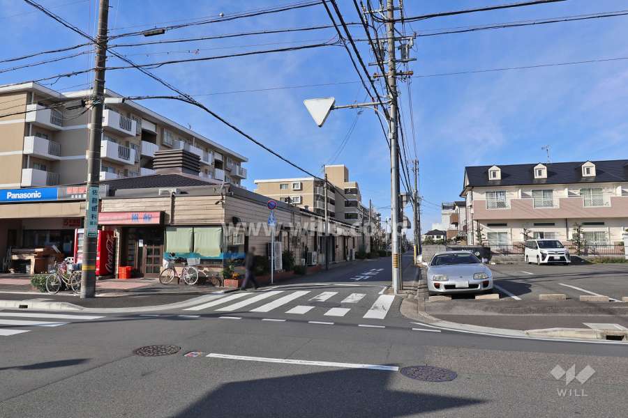敷地北側の前面道路（東側から）