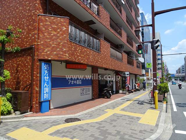 1階部分には一部店舗が入っています。