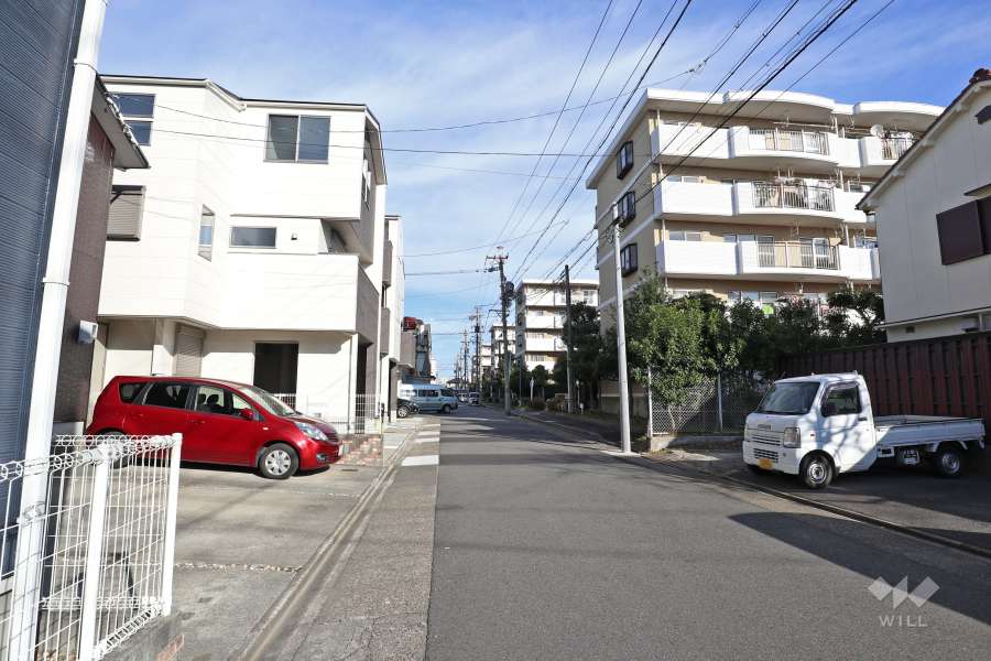 敷地西側の前面道路（南側から）