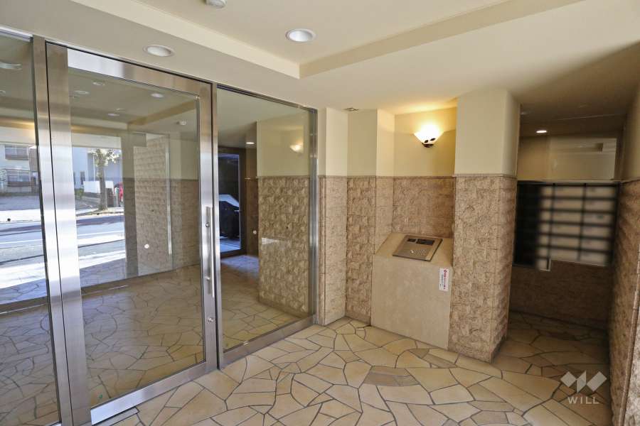 エントランスはオートロック付きです。