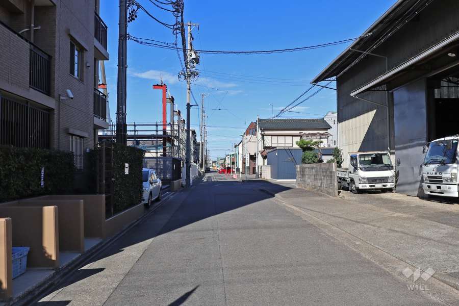敷地東側の前面道路（南側から）
