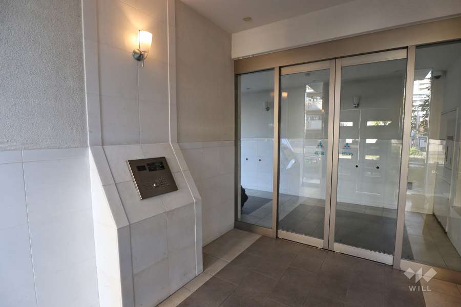 エントランスはオートロック付きです。