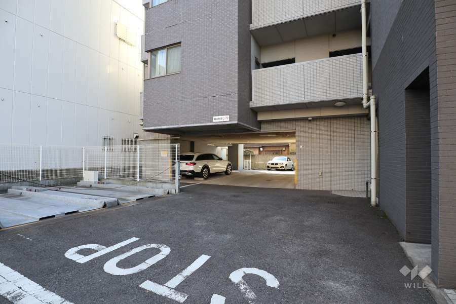 駐車場出入り口・敷地内駐車場（屋外機械式、屋内平面式）