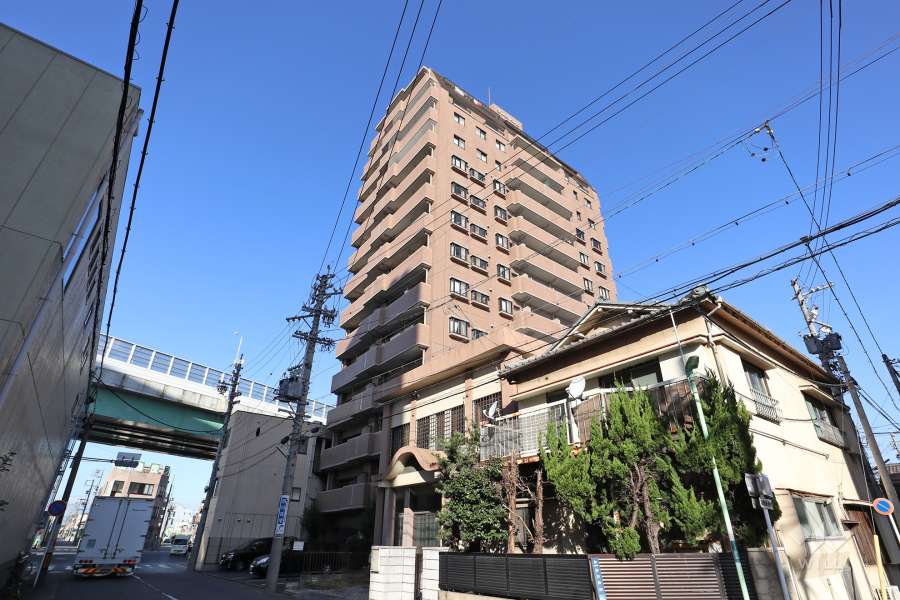 ライオンズマンション八熊通の外観（南東側から）