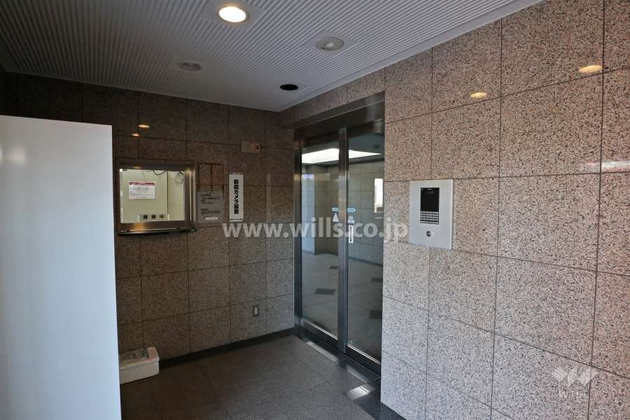 エントランスはオートロック付きです。