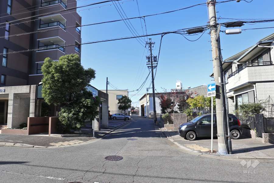 敷地北側の前面道路（東側から）