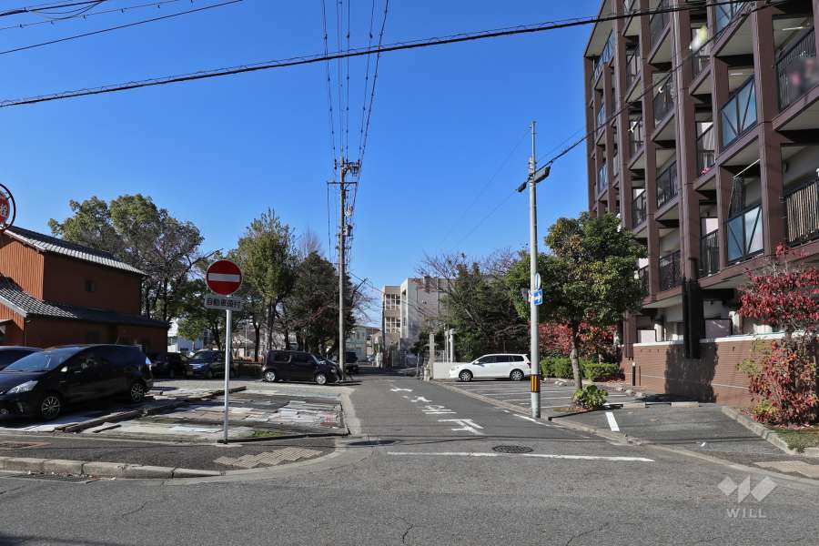 敷地南側の前面道路（東側から）