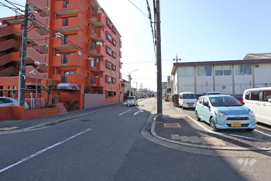 敷地西側の前面道路