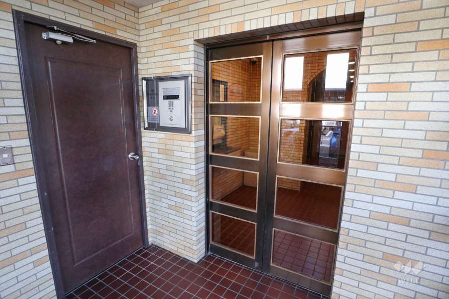 エントランスはオートロック付きです。