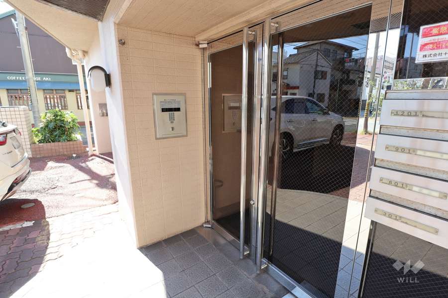 エントランスはオートロック付きです。