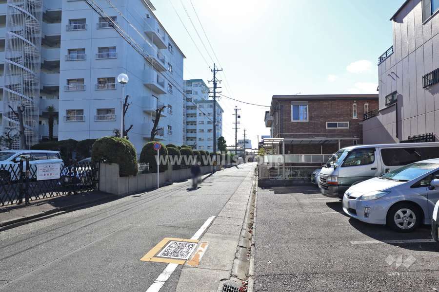 敷地西側の前面道路（北側から）