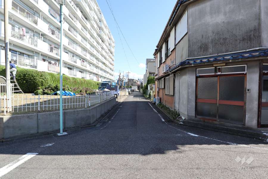 敷地南側の前面道路