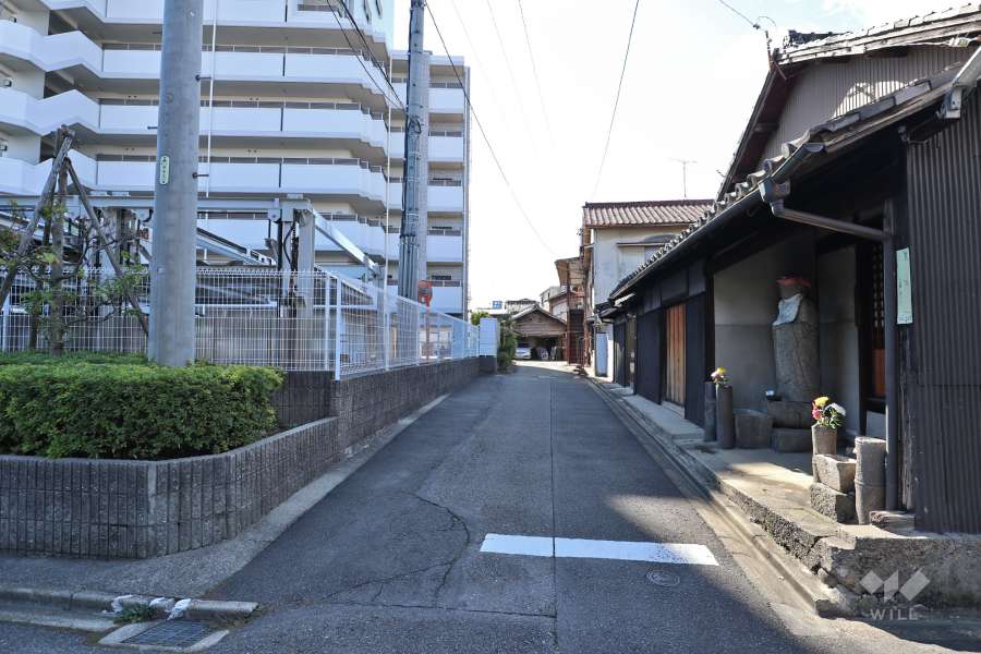 敷地西側の前面道路（北側から）