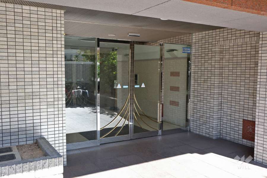 エントランスはオートロック付きです。