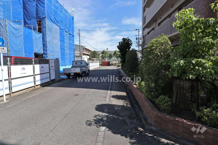 敷地西側の前面道路（南側から）