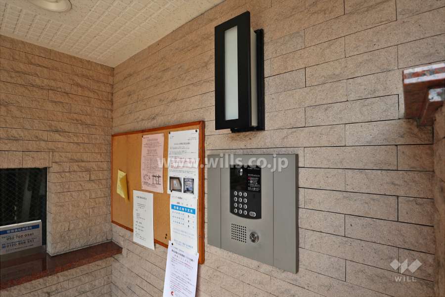 エントランスはオートロック付きです。