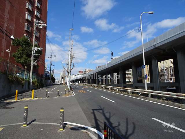 敷地の東側は新御堂筋に面しています。