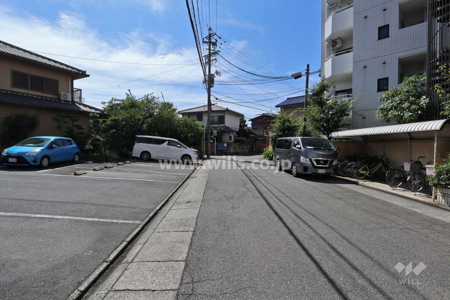 敷地北東側の前面道路（北西側から）