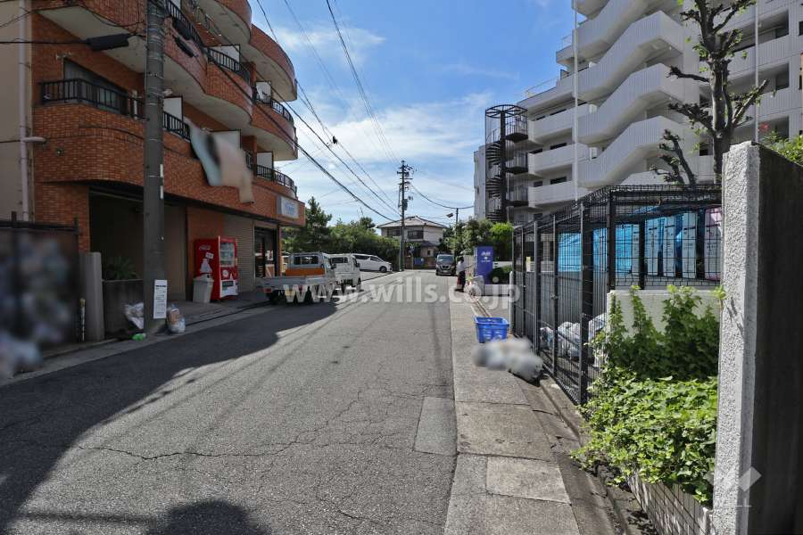 敷地南西側の前面道路（北西側から）