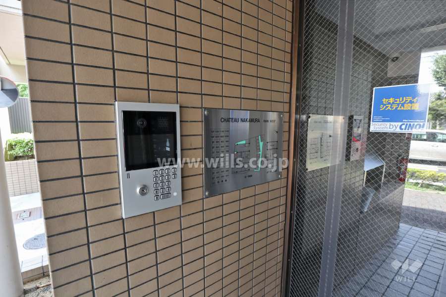 エントランスはオートロック付きです。