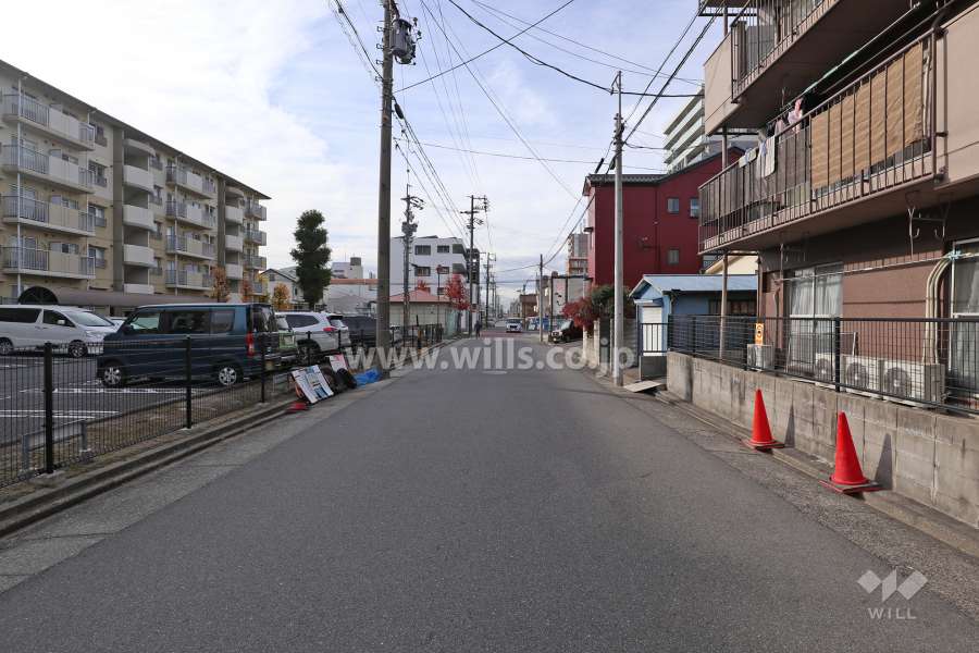 敷地南側の前面道路(東側から)