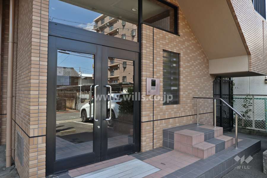 エントランスはオートロック付きです。