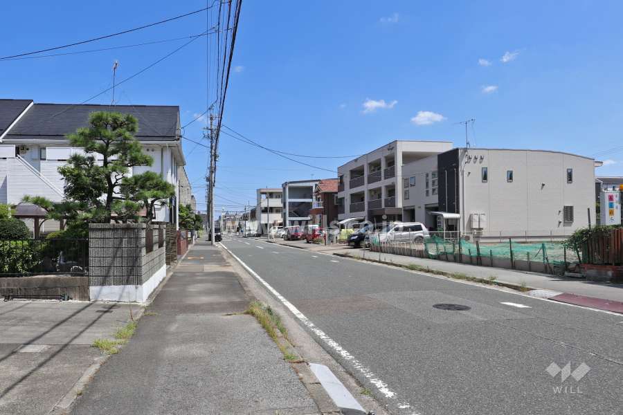 敷地北側の前面道路（西側から）