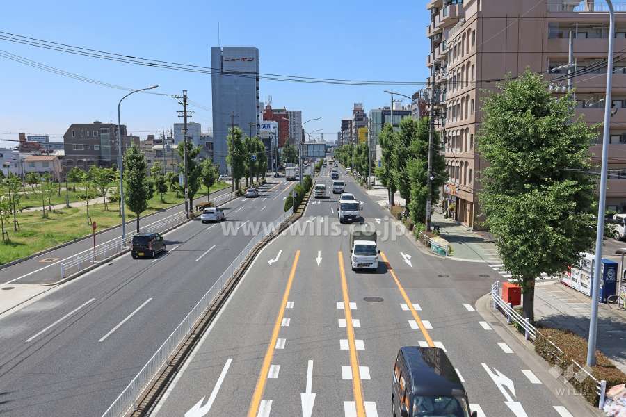メゾン黄金の遠景。敷地東側は、片側三車線の『名古屋市道名古屋環状線』が通っています。また『米野公園 (防災公園)』もあります。