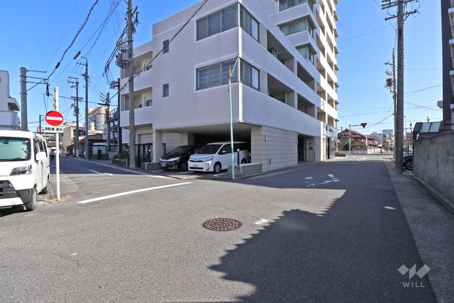 敷地西側と南側の前面道路