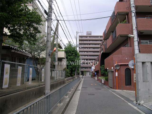 敷地の西側には道を挟み小学校があります