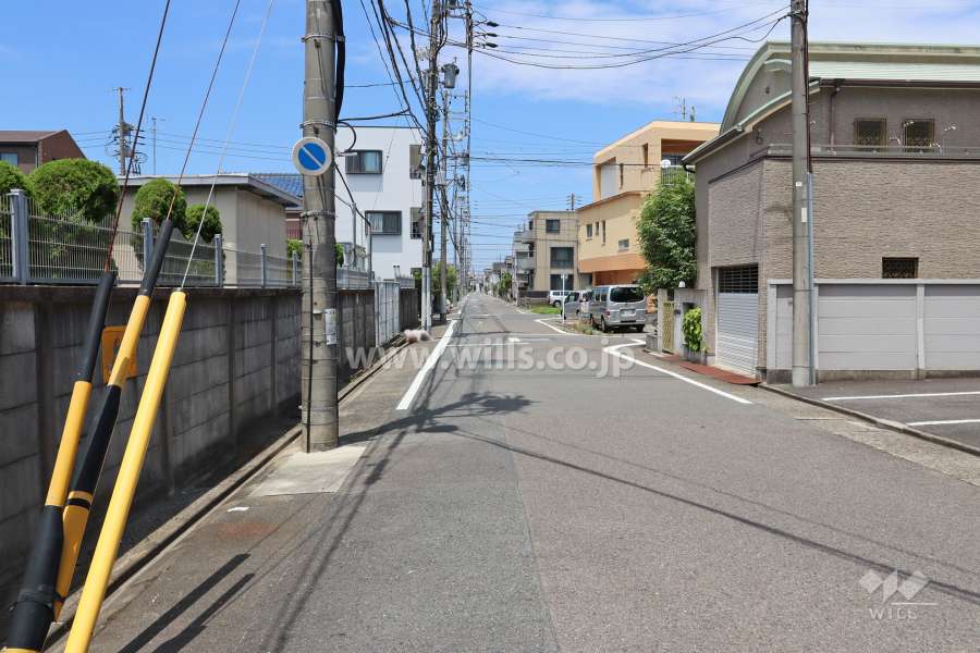 敷地西側の前面道路