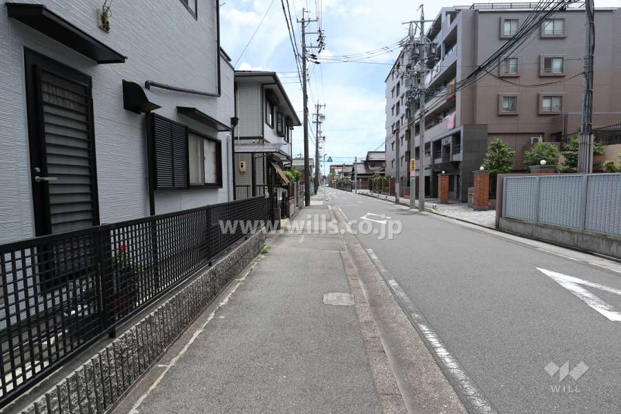 敷地東側の前面道路