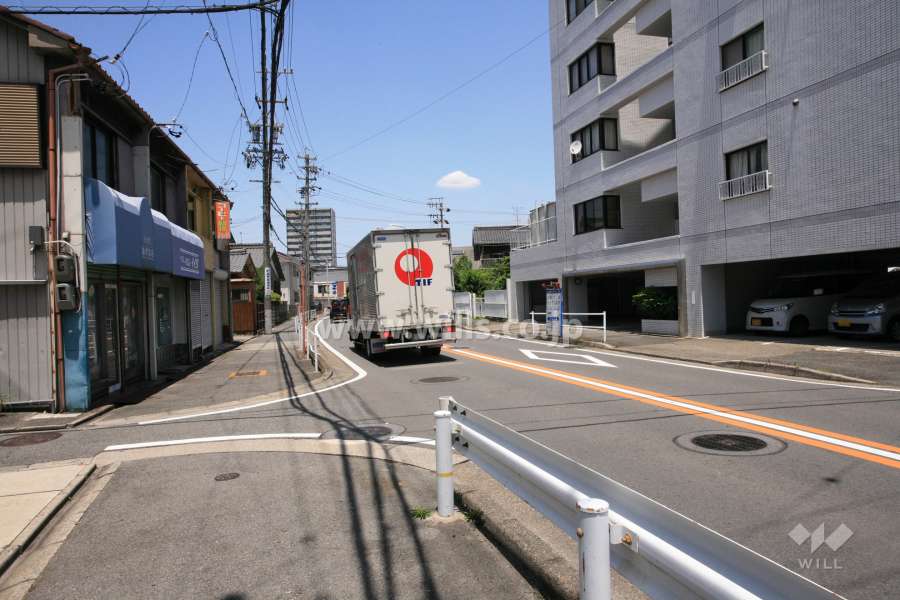敷地西側の前面道路