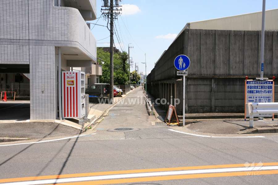 敷地南側の前面道路