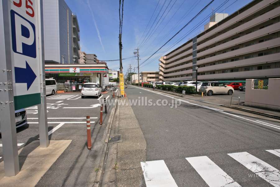 敷地北側の前面道路(西側から)