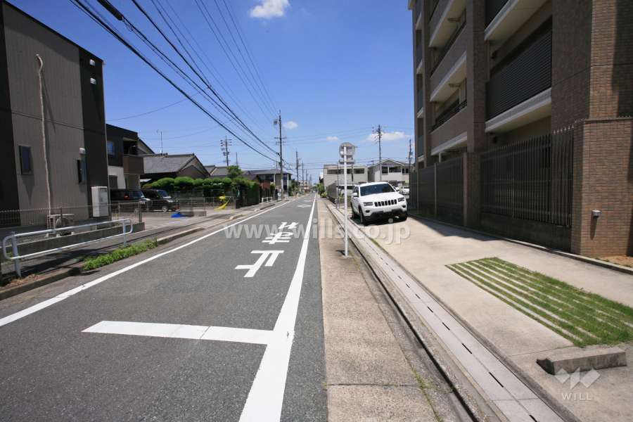 敷地西側の前面道路
